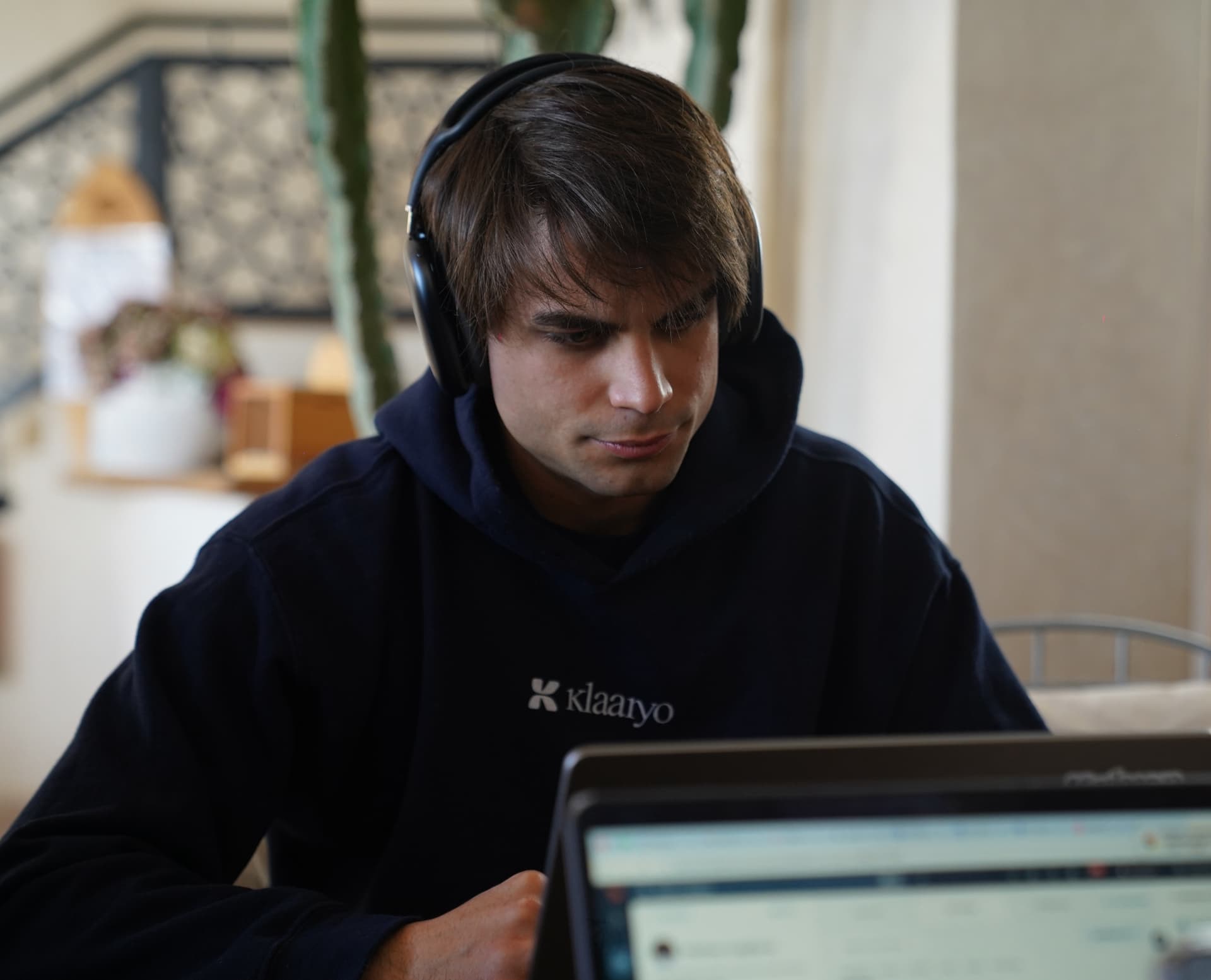 Collega Klaaryo con cuffie concentrato sul lavoro