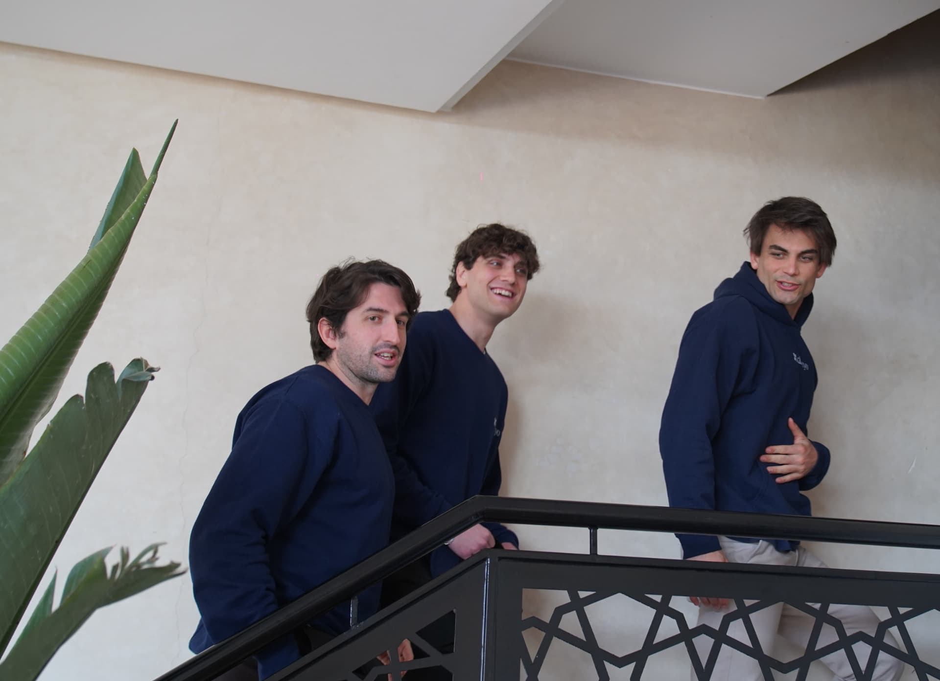 Tre colleghi Klaaryo sorridono sulle scale dell'ufficio