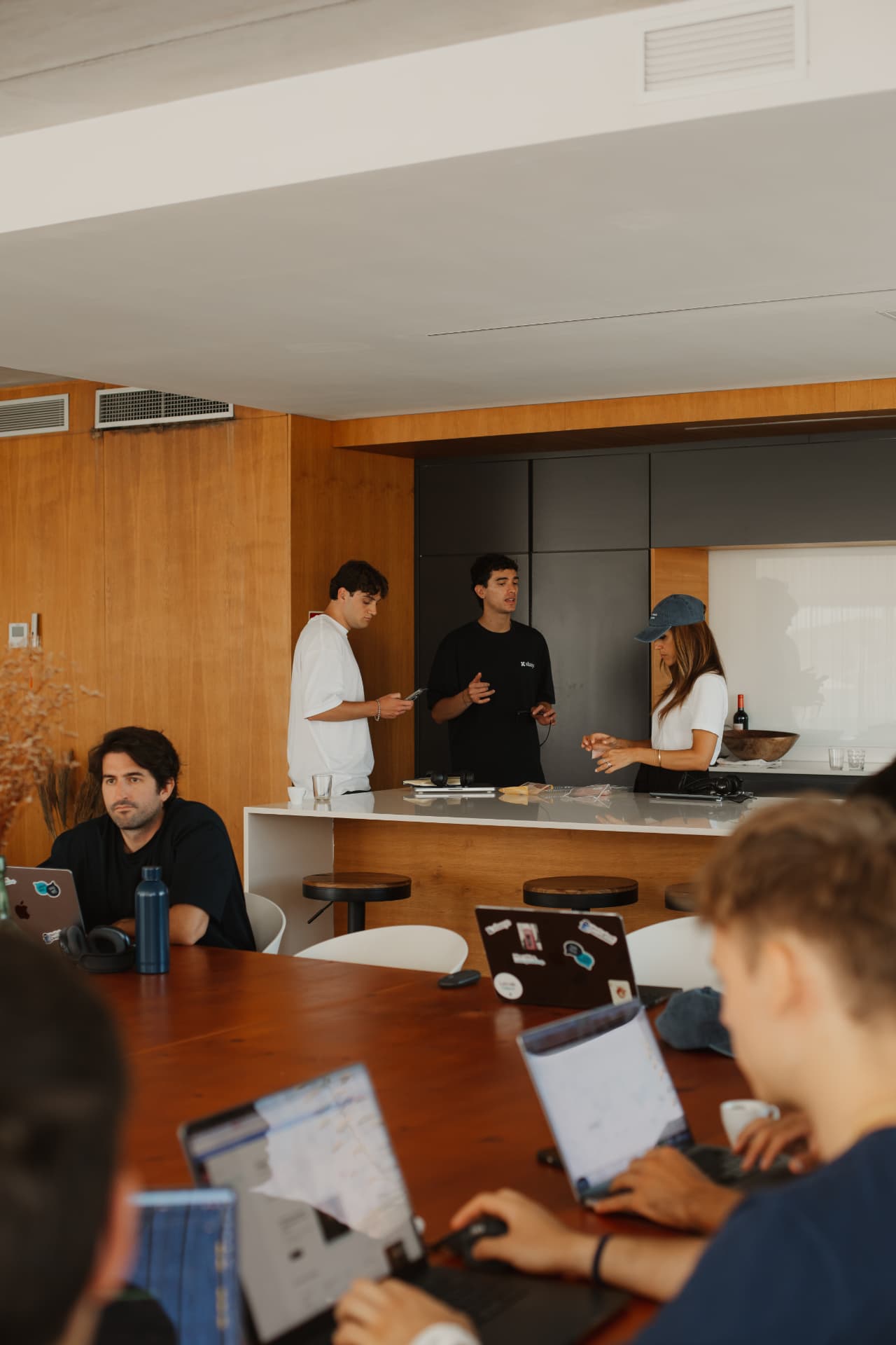Il team Klaaryo durante una sessione di lavoro in ufficio