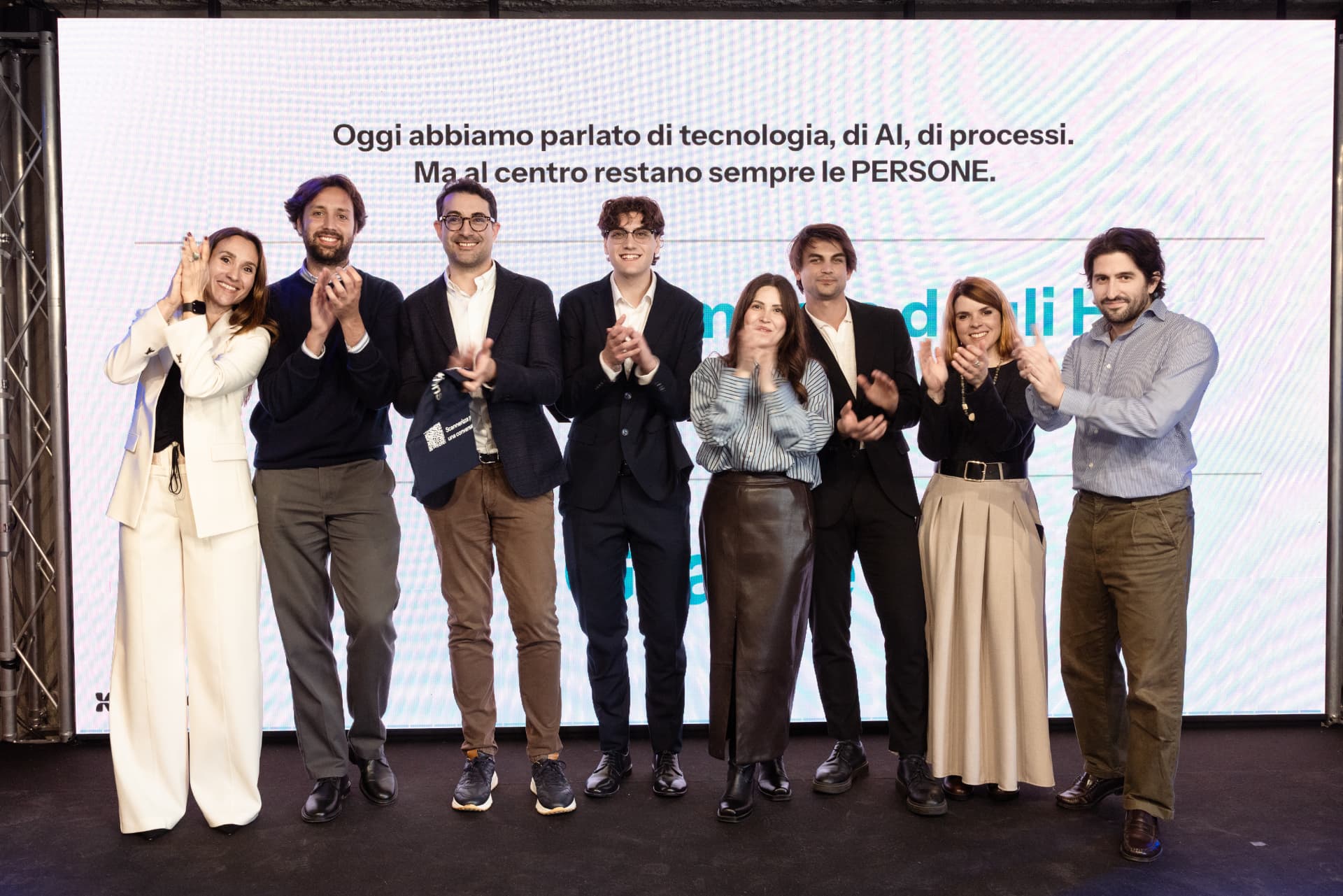 Il team Klaaryo sul palco durante un evento aziendale