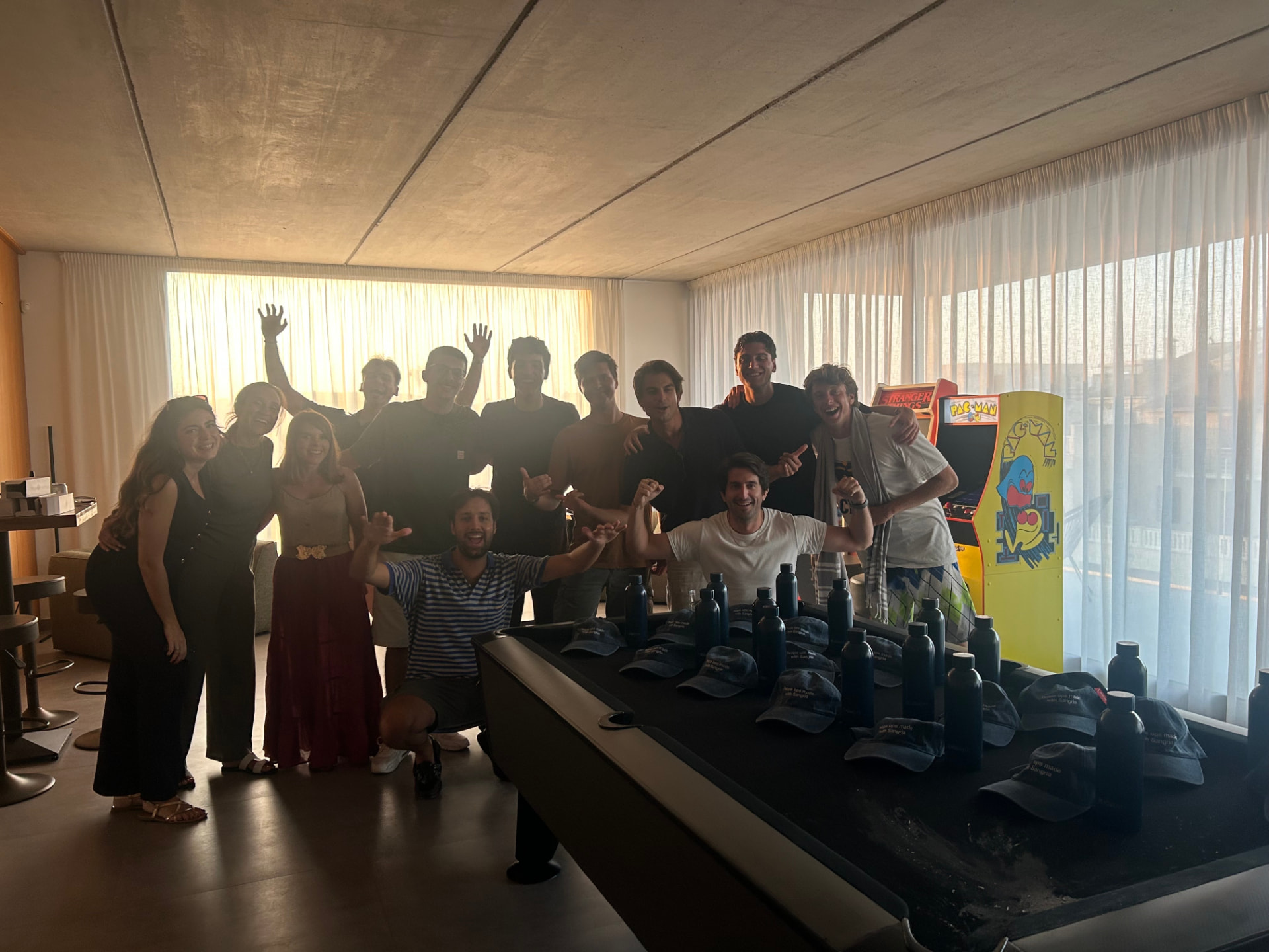 Il team Klaaryo festeggia insieme durante un offsite