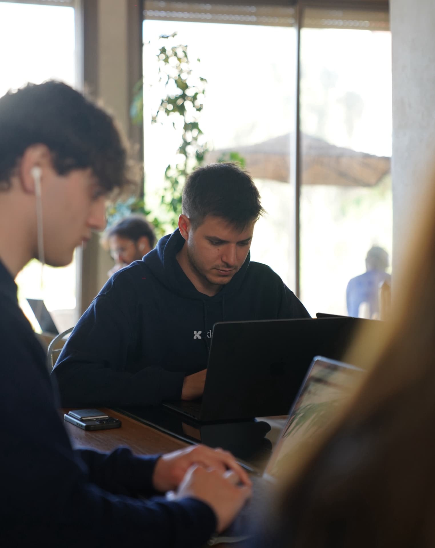 Colleghi Klaaryo al lavoro fianco a fianco davanti alla finestra