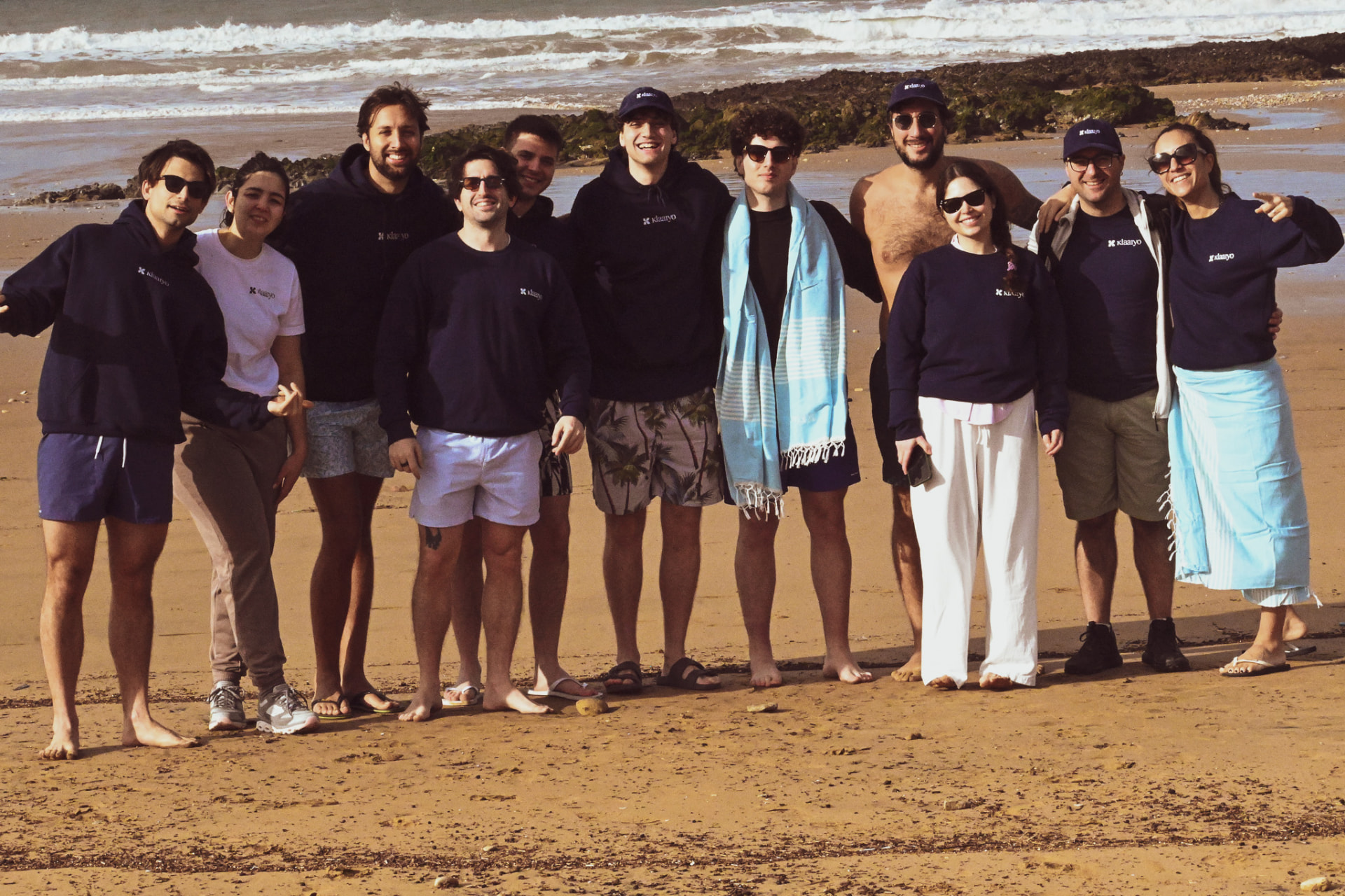 Il team Klaaryo insieme in spiaggia durante un retreat