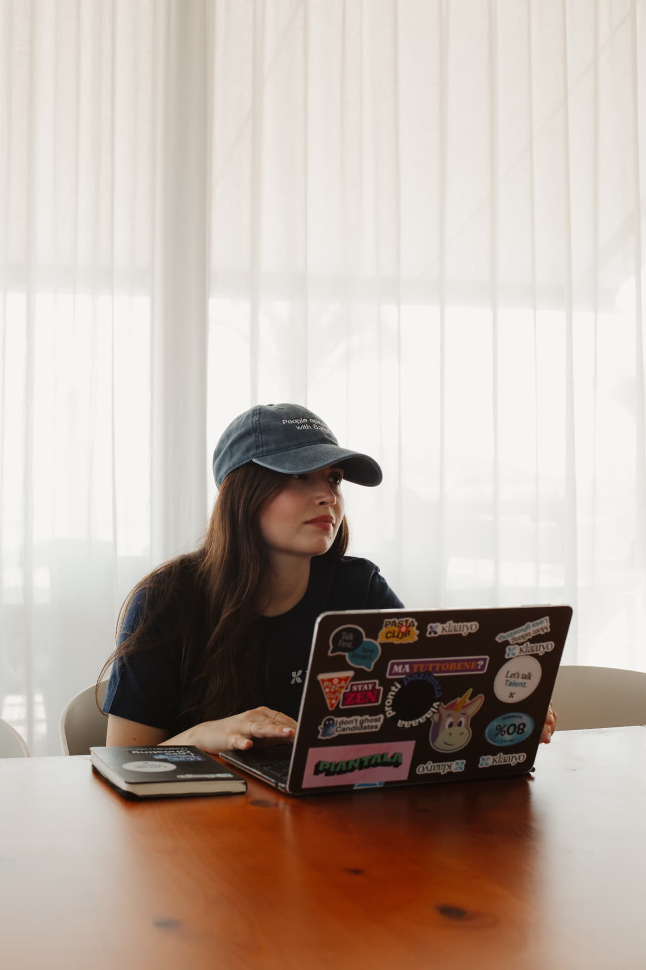 Collega Klaaryo con cappellino davanti al laptop