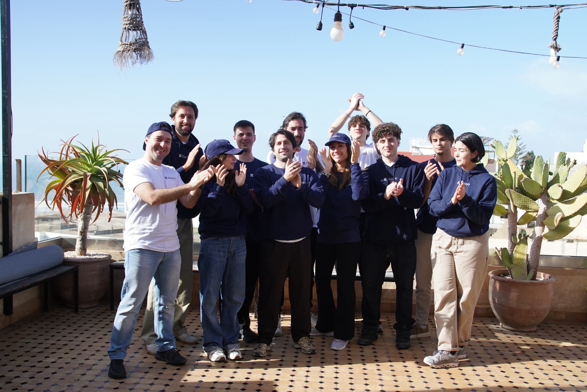 Il team Klaaryo riunito durante un momento condiviso