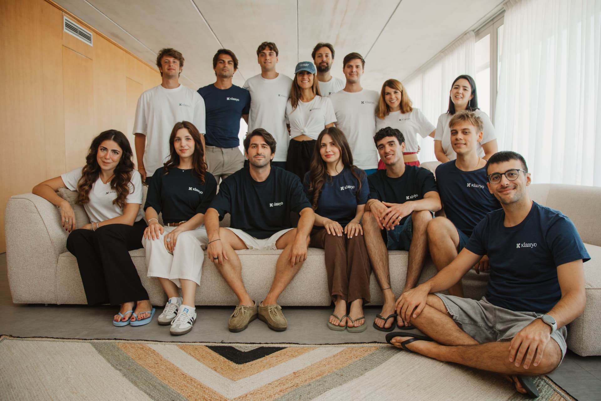 Il team Klaaryo insieme sul divano dell'ufficio