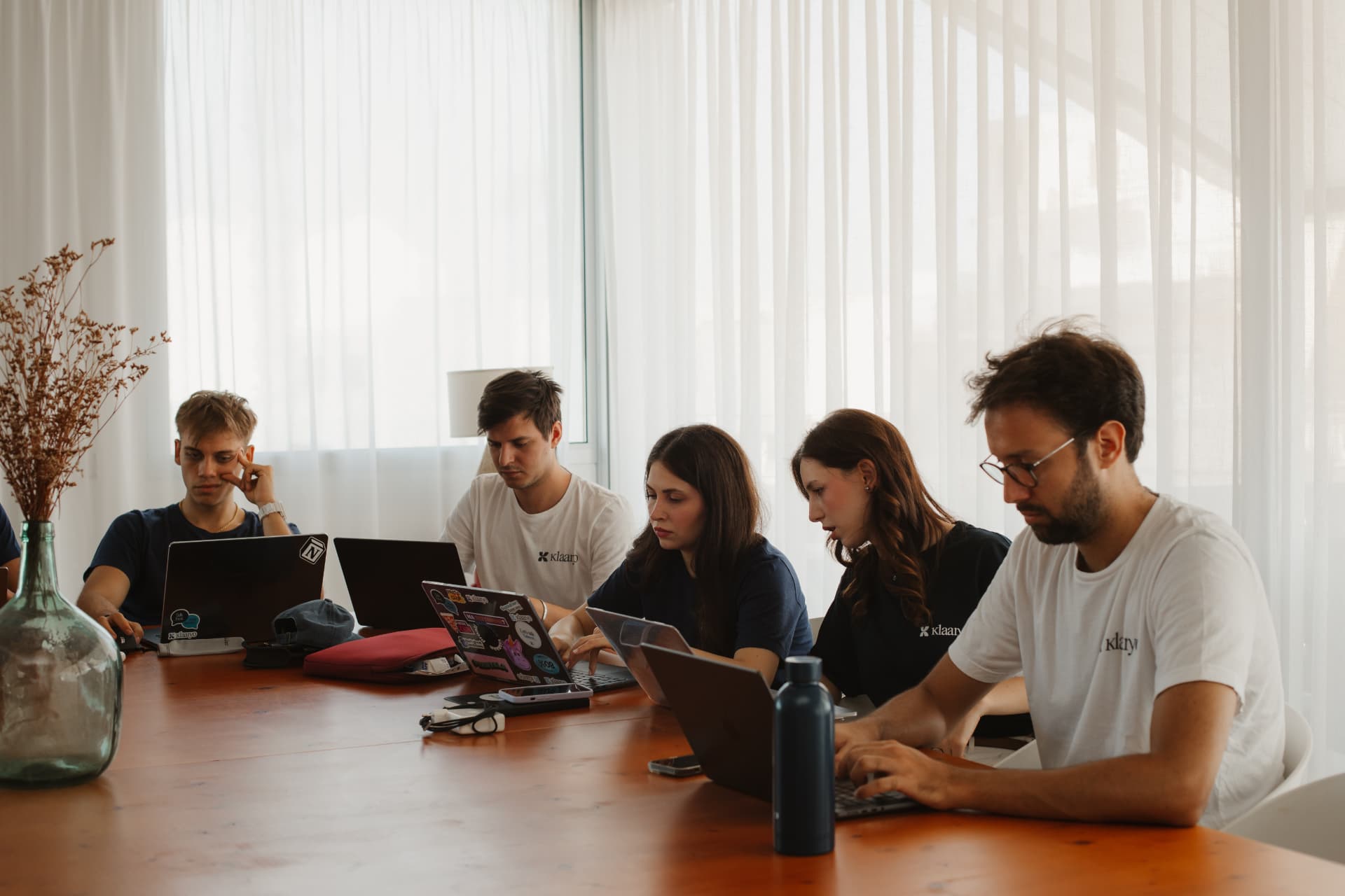 Il team Klaaryo al lavoro attorno al tavolo comune