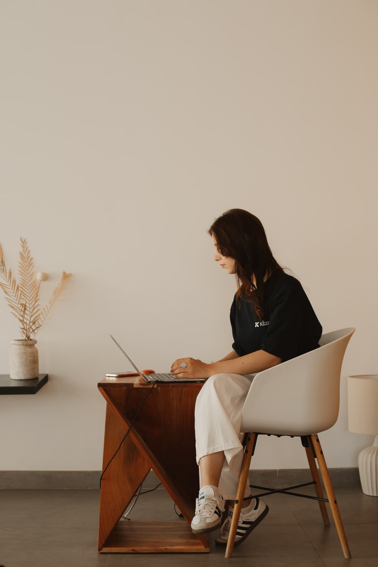 Collega Klaaryo al lavoro alla scrivania